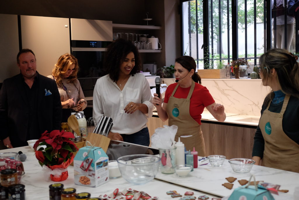 la maga delle spezie durante lo show cooking al Sonia Social Brunch