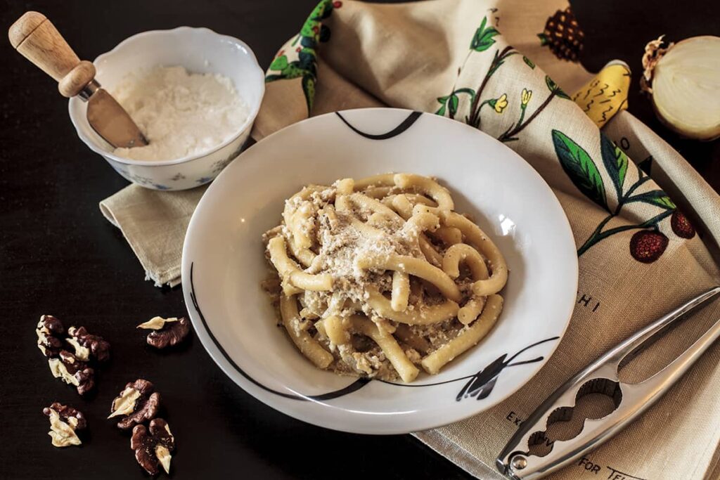 Pasta con noci e ricotta